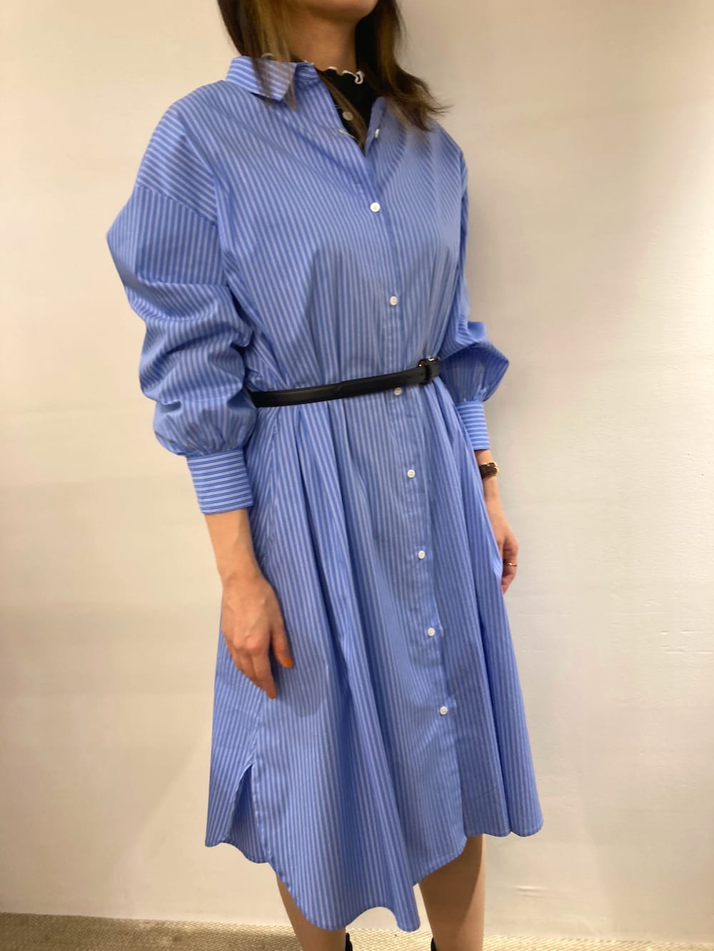 ブラック系のTシャツ/カットソー、ブルー系のシャツワンピース、ブラック系のベルトを着用したレディースの秋コーディネートの2枚目の写真