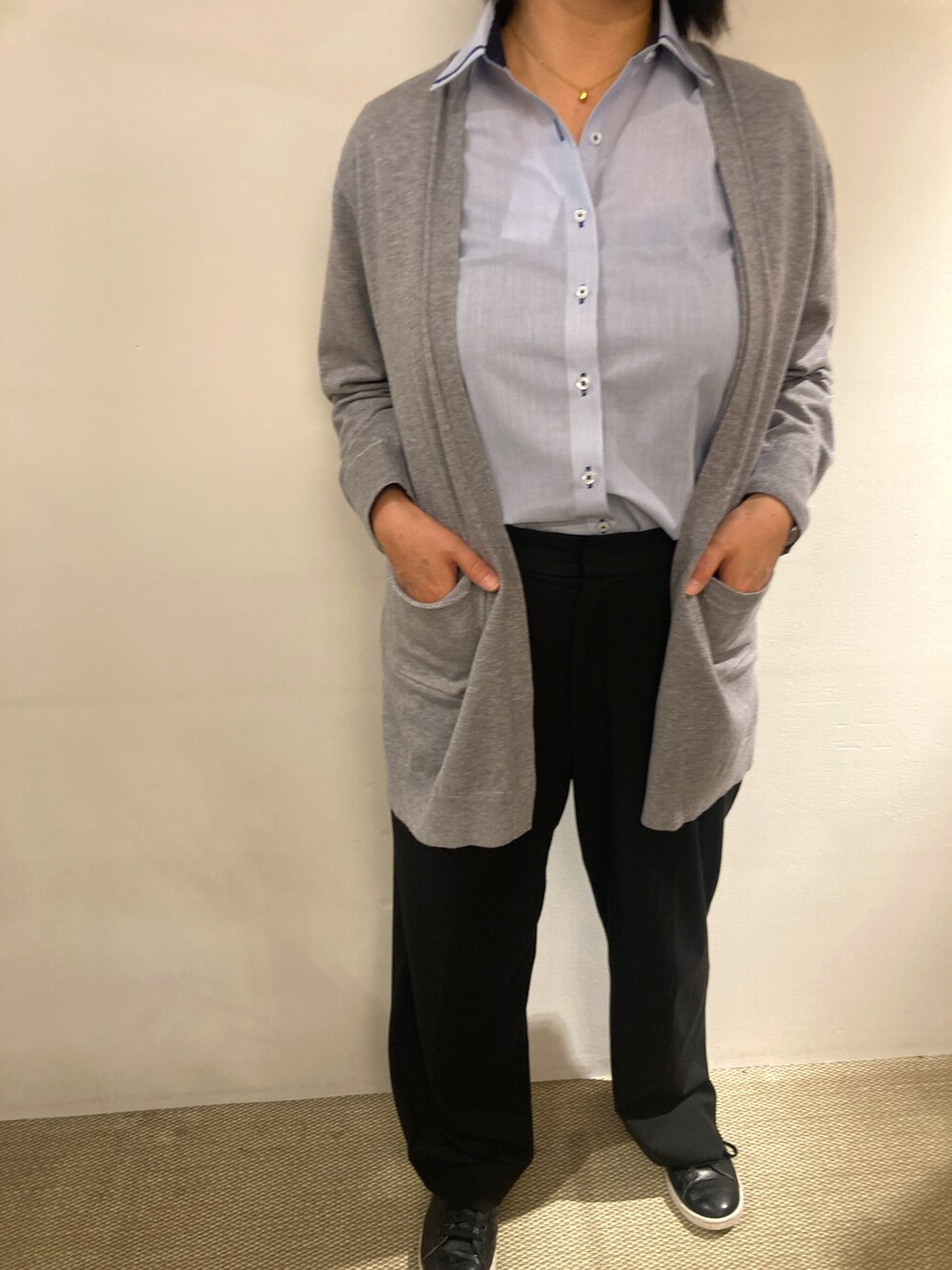 ブルー系のビジネスシャツ、ブラック系のその他パンツ、ブラック系のスニーカーを着用したレディースの秋コーディネートの2枚目の写真