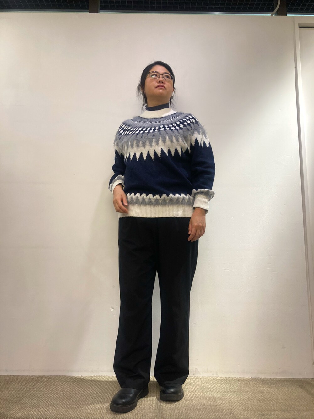 ブラック系のその他パンツ、ブラック系のブーツ、ブルー系のニット/セーターを着用したレディースの冬コーディネートの2枚目の写真