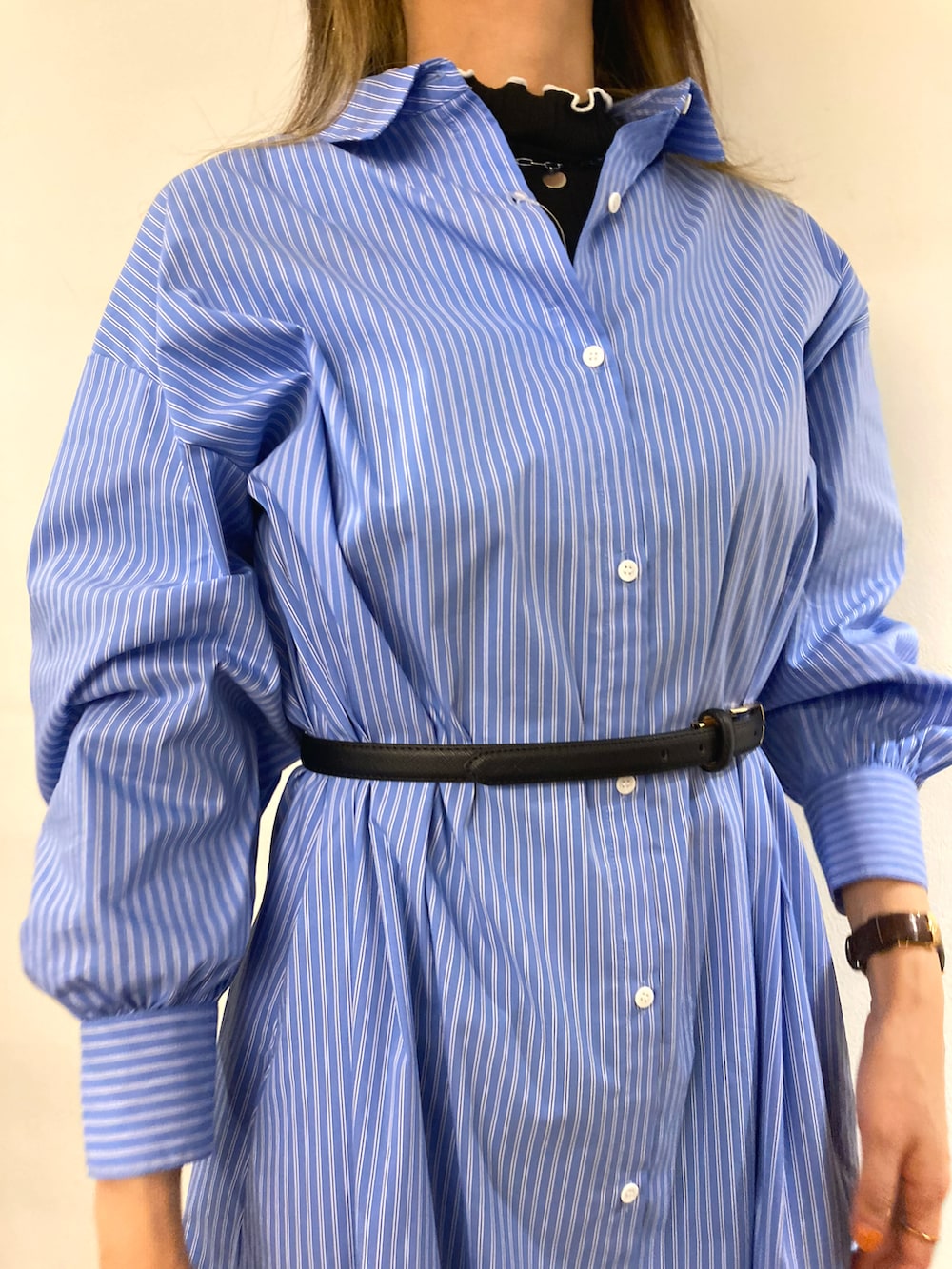 ブラック系のTシャツ/カットソー、ブルー系のシャツワンピース、ブラック系のベルトを着用したレディースの秋コーディネートの3枚目の写真