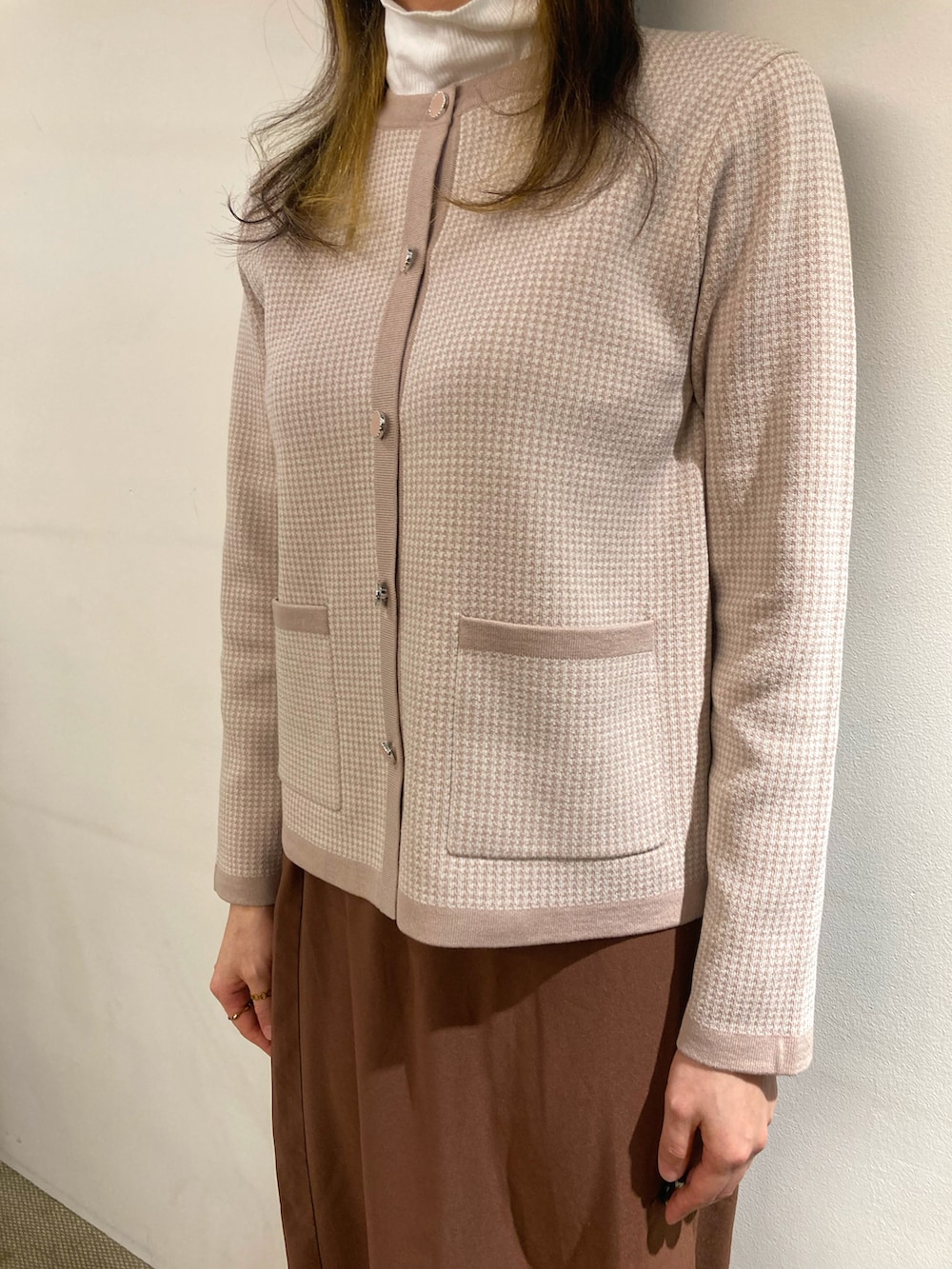 ピンク系のカーディガン/ボレロを着用したレディースの冬コーディネートの2枚目の写真