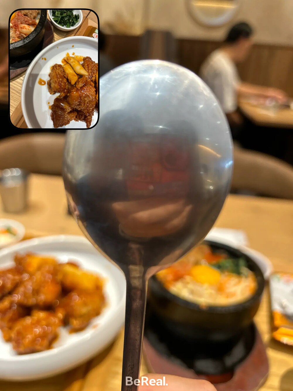 ブラック系のスニーカーを着用したメンズの秋コーディネートの2枚目の写真