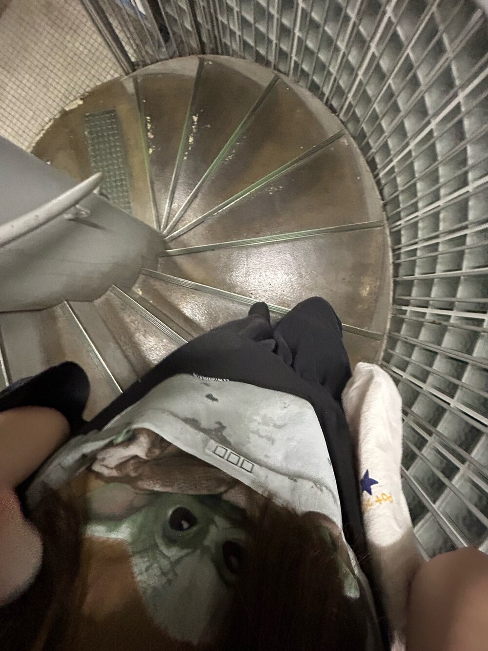 ブラック系のスニーカーを着用したメンズの秋コーディネートの3枚目の写真