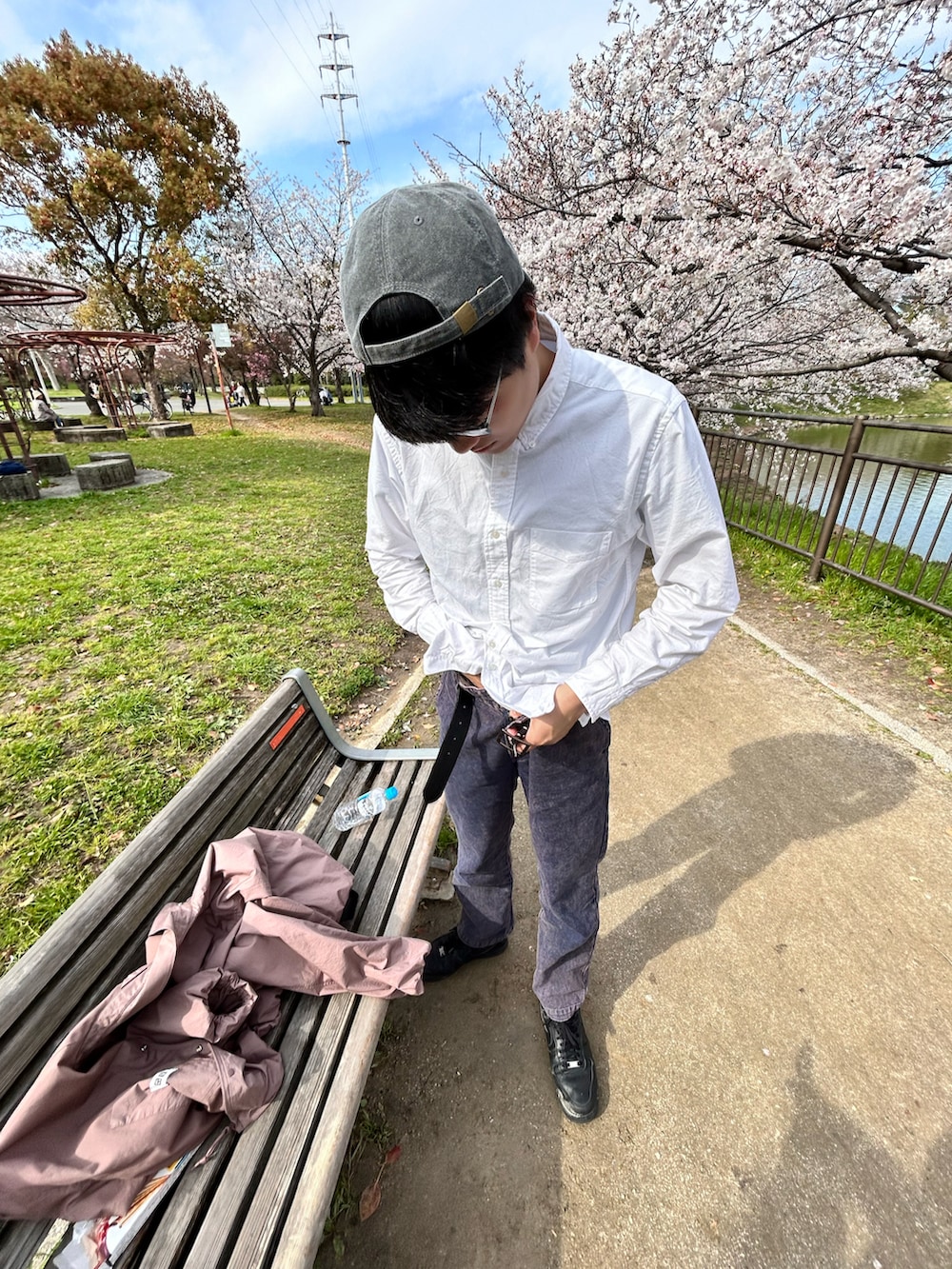 「FREITAGのアイテム（ショルダーバッグ、ブルー系）」を使った、pojiooさん（キッズ・129cm）の春コーディネートの2枚目の写真