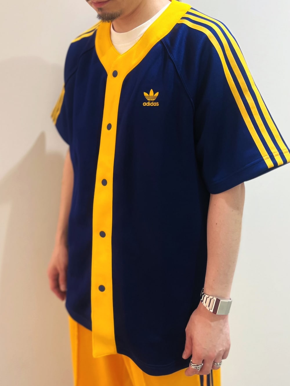 ブルー系のシャツ/ブラウス、イエロー系のスウェットパンツ、グリーン系のスニーカーを着用したメンズの夏コーディネートの2枚目の写真