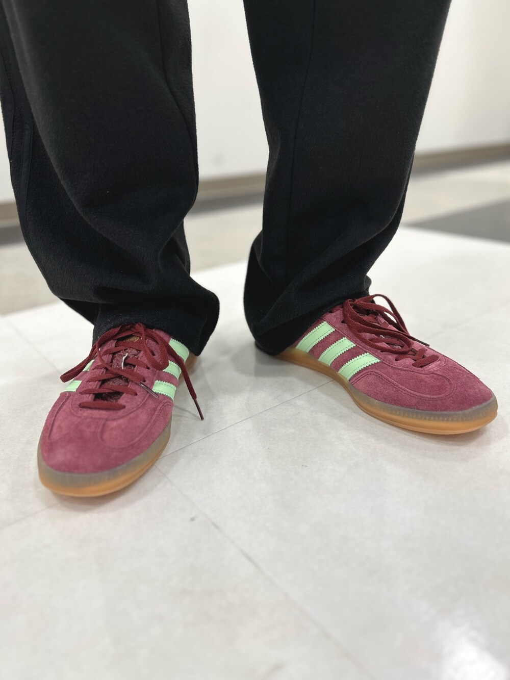 ブラック系のブルゾン、レッド系のスニーカーを着用したメンズの春コーディネートの3枚目の写真