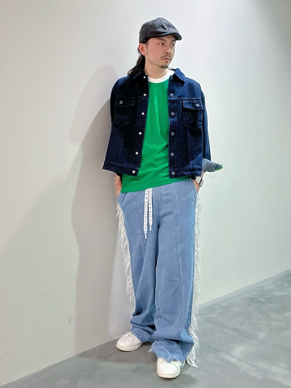 ブルー系のデニムジャケット、その他のデニムパンツを着用したメンズの夏コーディネートの2枚目の写真