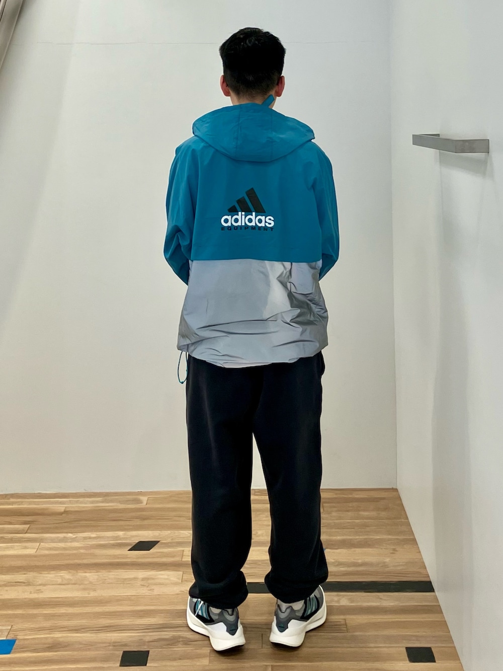 グリーン系のジャケット/アウター、ブラック系のパンツを着用したメンズの冬コーディネートの2枚目の写真