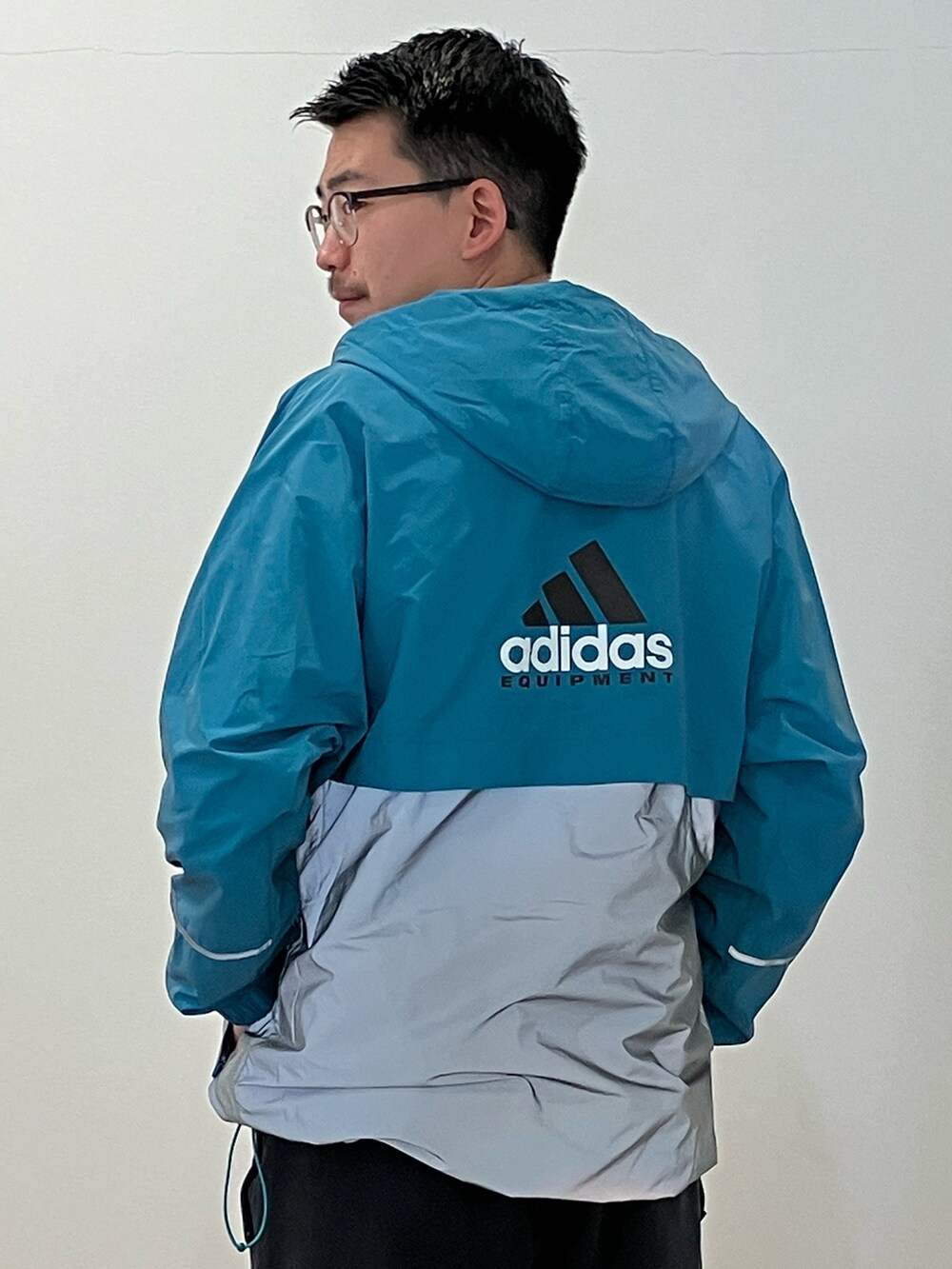 グリーン系のジャケット/アウター、ブラック系のパンツを着用したメンズの冬コーディネートの3枚目の写真
