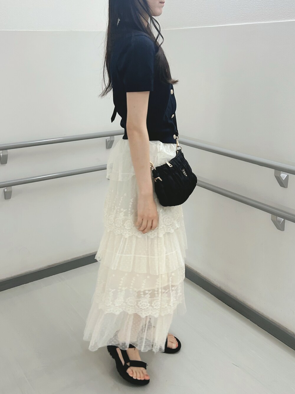 「夏ルックで気分アップ、フリル、夏スタイル、キレイめカジュアル、大人かわいい、大学生コーデ」｜「hilkのアイテム（スカート、ホワイト系）」を使った、Nさん（骨格ウェーブ・レディース・162cm）の夏コーディネートの2枚目の写真