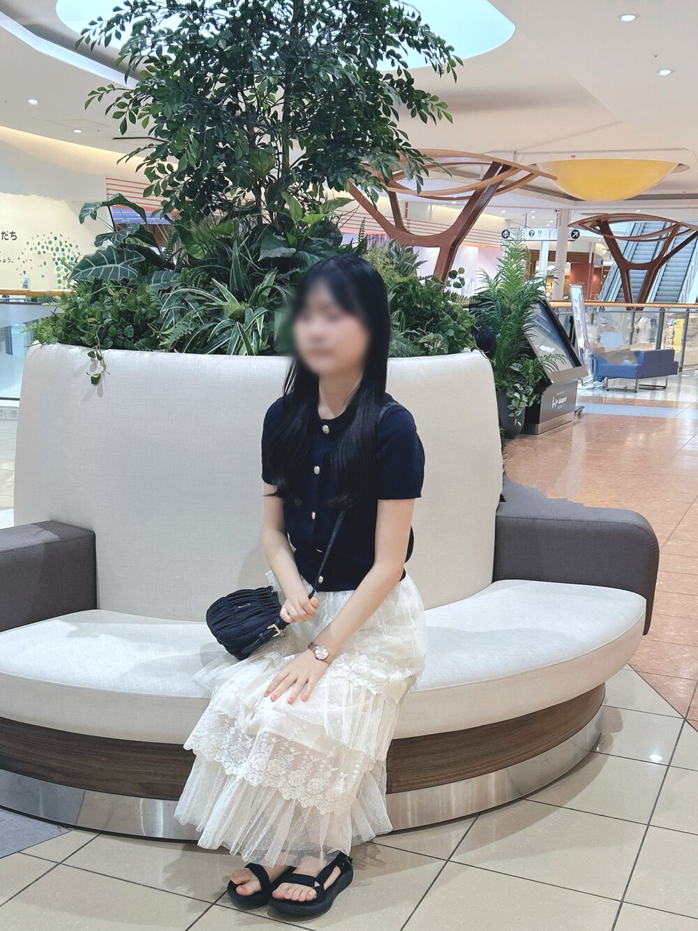 「夏ルックで気分アップ、フリル、夏スタイル、キレイめカジュアル、大人かわいい、大学生コーデ」｜「hilkのアイテム（スカート、ホワイト系）」を使った、Nさん（骨格ウェーブ・レディース・162cm）の夏コーディネートの4枚目の写真