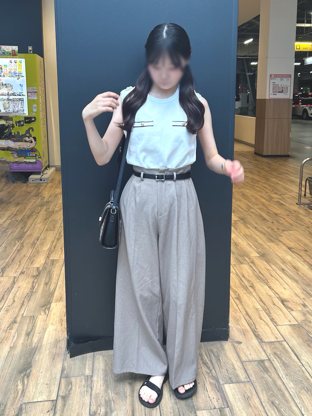 「夏ルックで気分アップ、オトナカジュアル、大人コーデ、今日のコーデ、ゆるコーデ、キレイめ、ザラ、マリン」｜「archivesのアイテム（パンツ、ベージュ系）」を使った、Nさん（骨格ウェーブ・レディース・162cm）の夏コーディネートの3枚目の写真