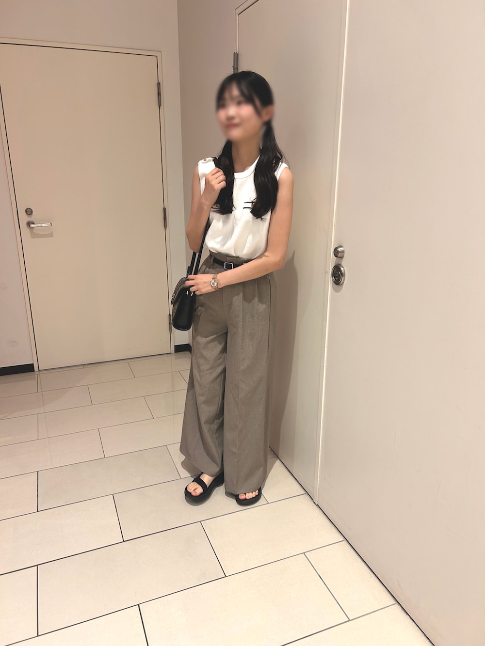 「夏ルックで気分アップ、オトナカジュアル、大人コーデ、今日のコーデ、ゆるコーデ、キレイめ、ザラ、マリン」｜「archivesのアイテム（パンツ、ベージュ系）」を使った、Nさん（骨格ウェーブ・レディース・162cm）の夏コーディネートの2枚目の写真