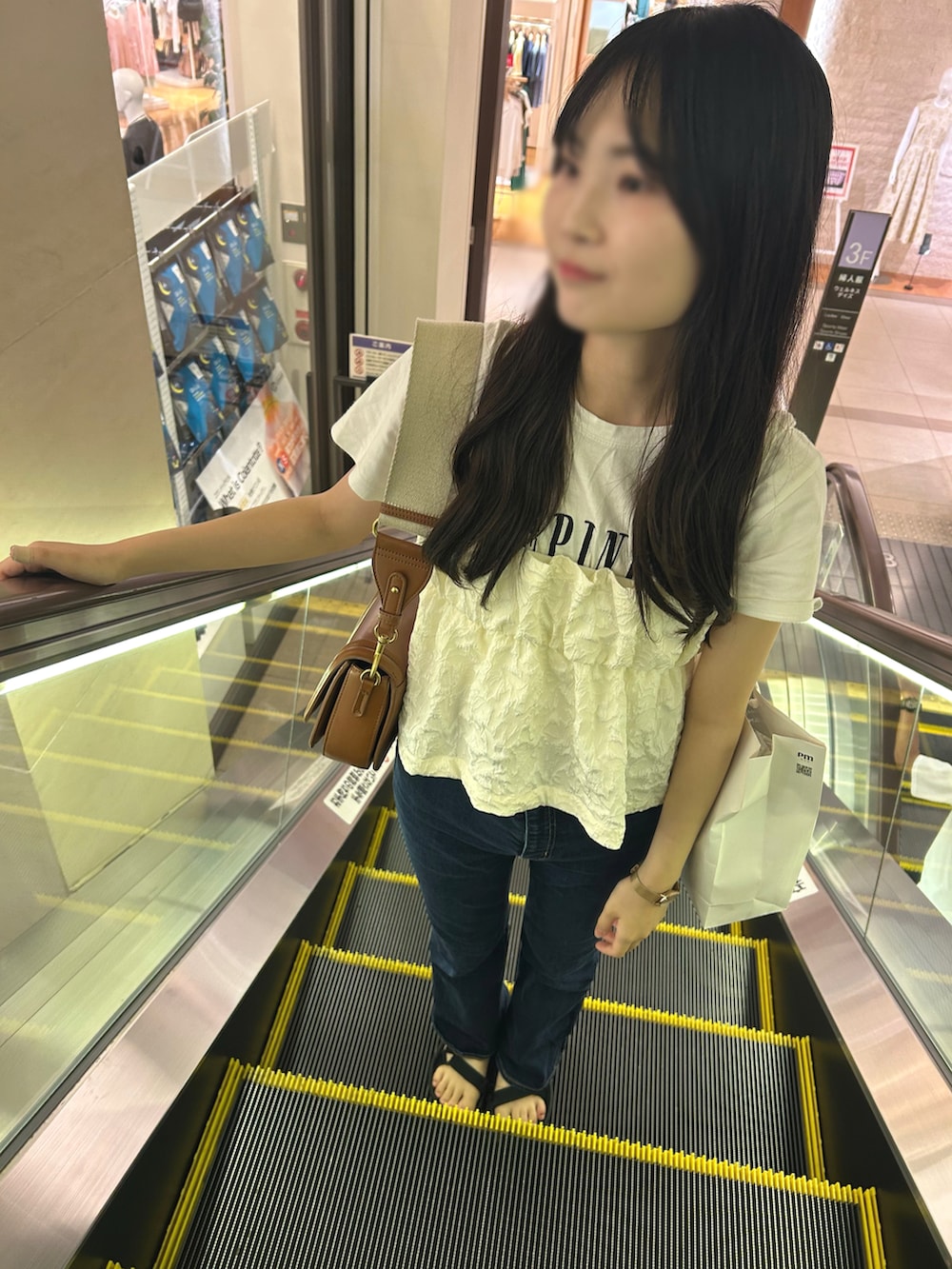「夏ルックで気分アップ、デニム、夏ファッション、カジュアルガーリー、きれいめコーデ、お洒落さんとつながりたい、フリル、大学生コーデ」｜「MOUSSYのアイテム（デニムパンツ、その他）」を使った、Nさん（骨格ウェーブ・レディース・162cm）の夏コーディネートの2枚目の写真