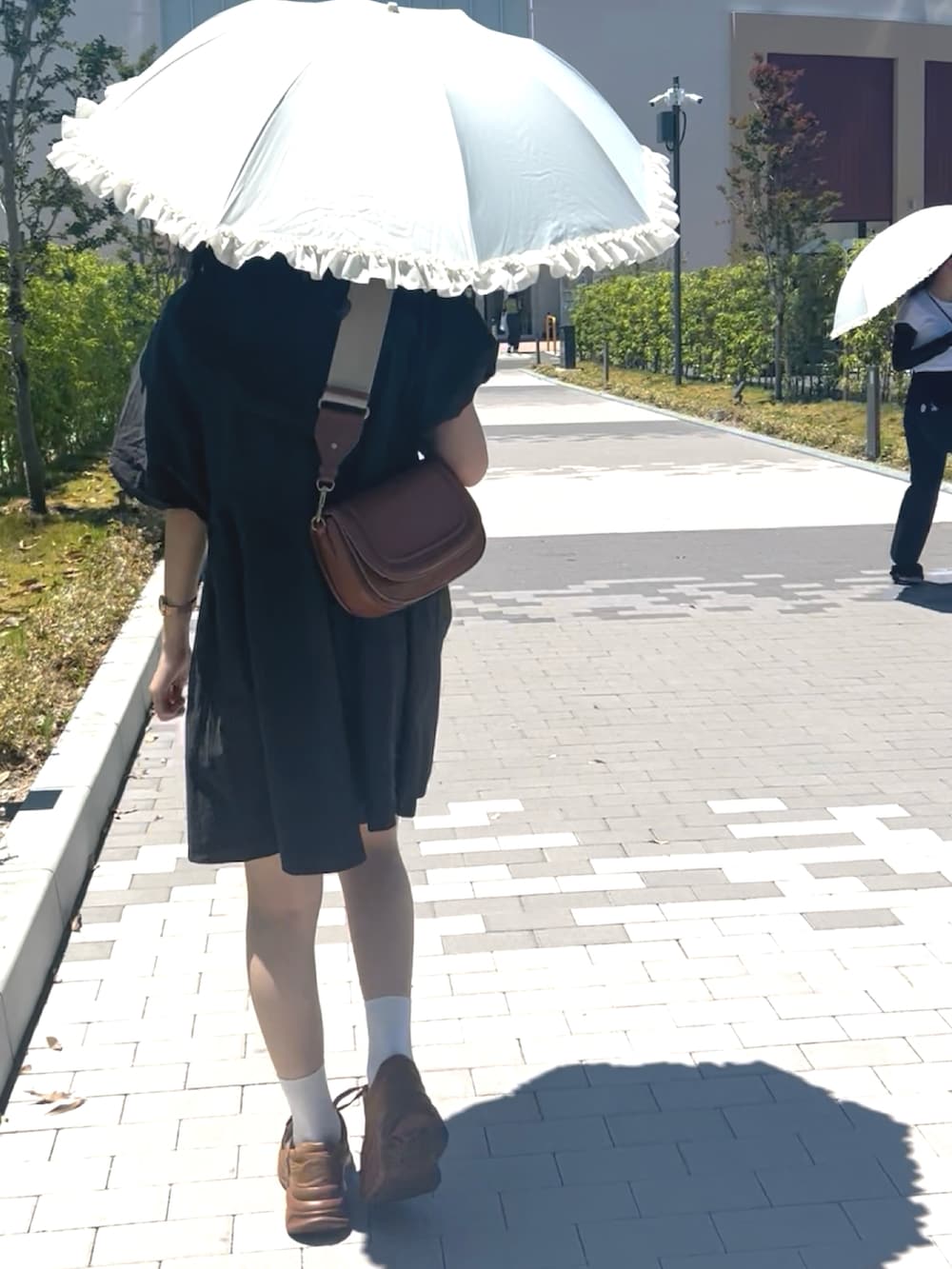 「夏ルックで気分アップ、厚底シューズ、大人ファッション、キレイめコーデ、オトナカワイイ、夏コーデ、ワンピースコーデ」｜「WEGOのアイテム（スニーカー、ブラウン系）」を使った、Nさん（骨格ウェーブ・レディース・162cm）の夏コーディネートの3枚目の写真