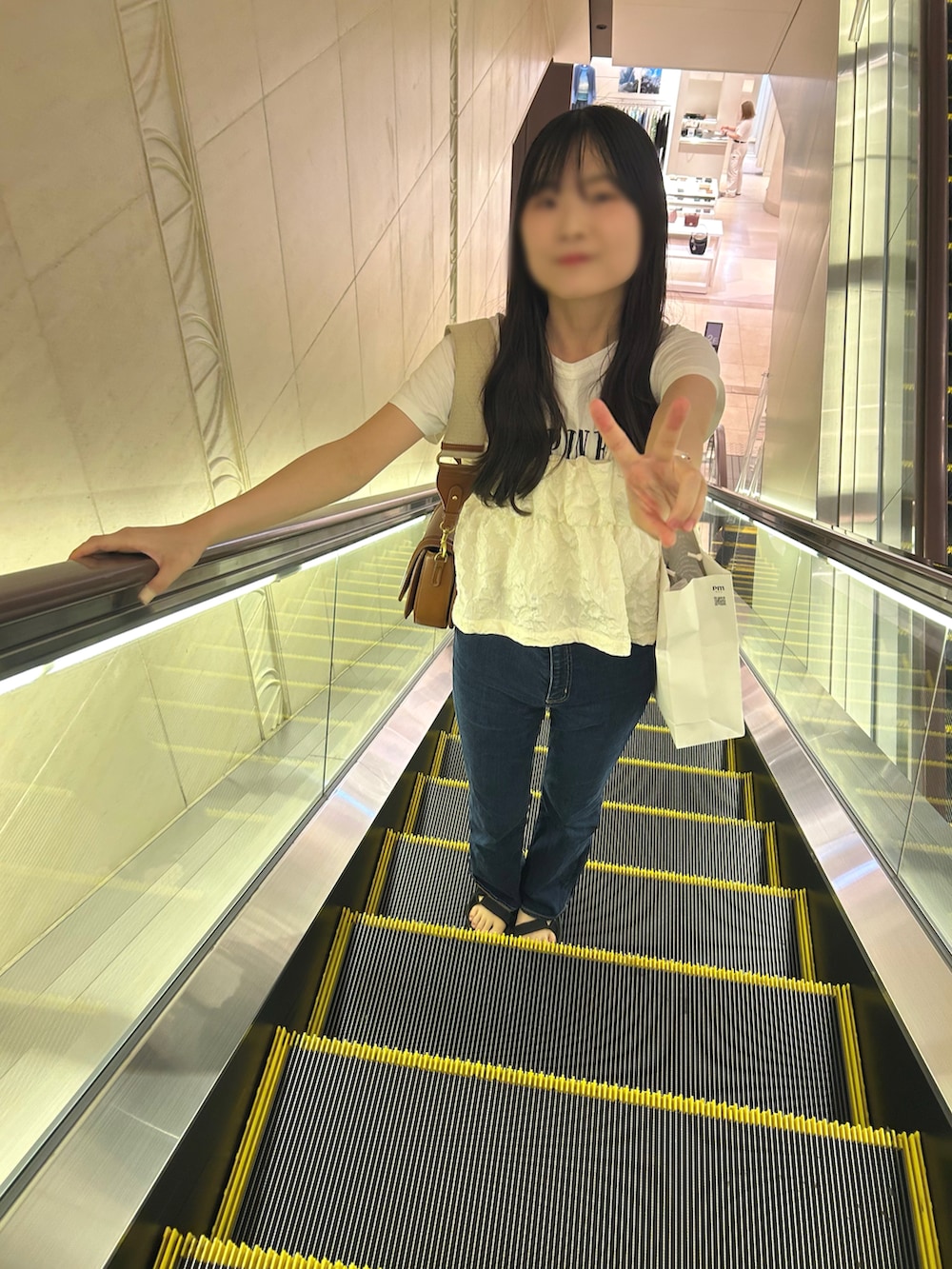 「夏ルックで気分アップ、デニム、夏ファッション、カジュアルガーリー、きれいめコーデ、お洒落さんとつながりたい、フリル、大学生コーデ」｜「MOUSSYのアイテム（デニムパンツ、その他）」を使った、Nさん（骨格ウェーブ・レディース・162cm）の夏コーディネートの3枚目の写真