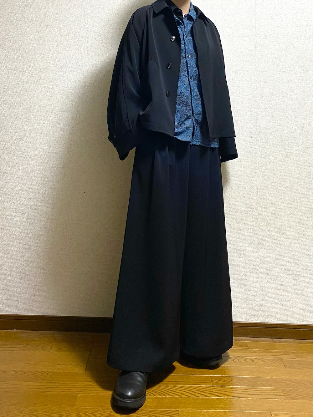 ブラック系のブルゾン、ブラック系のスラックス、ブラック系のシャツ/ブラウスを着用したメンズの冬コーディネートの2枚目の写真