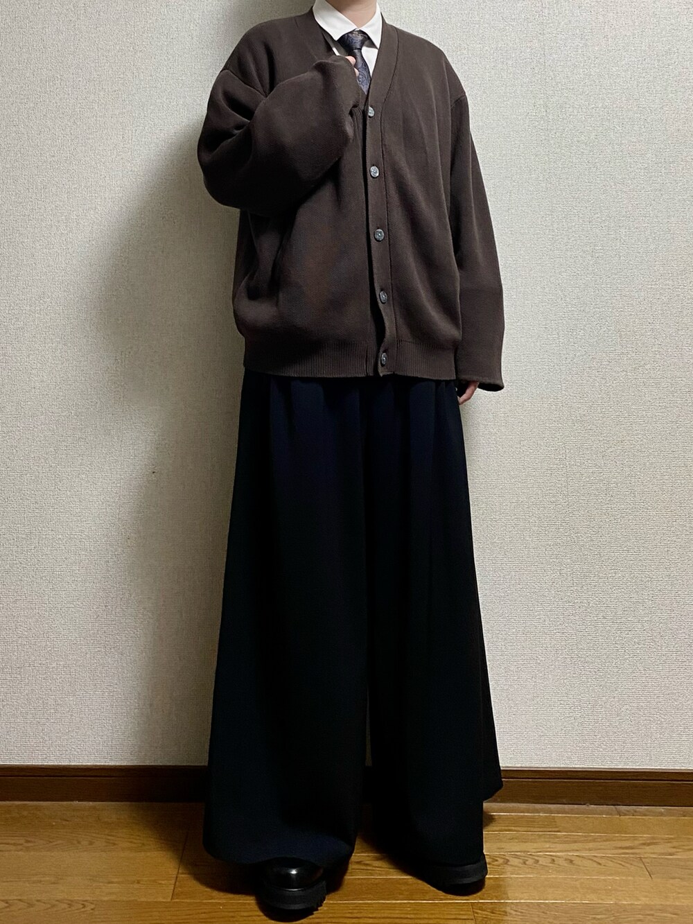ブラウン系のカーディガン/ボレロ、ホワイト系のシャツ/ブラウス、ブルー系のネクタイを着用したメンズの春コーディネートの2枚目の写真