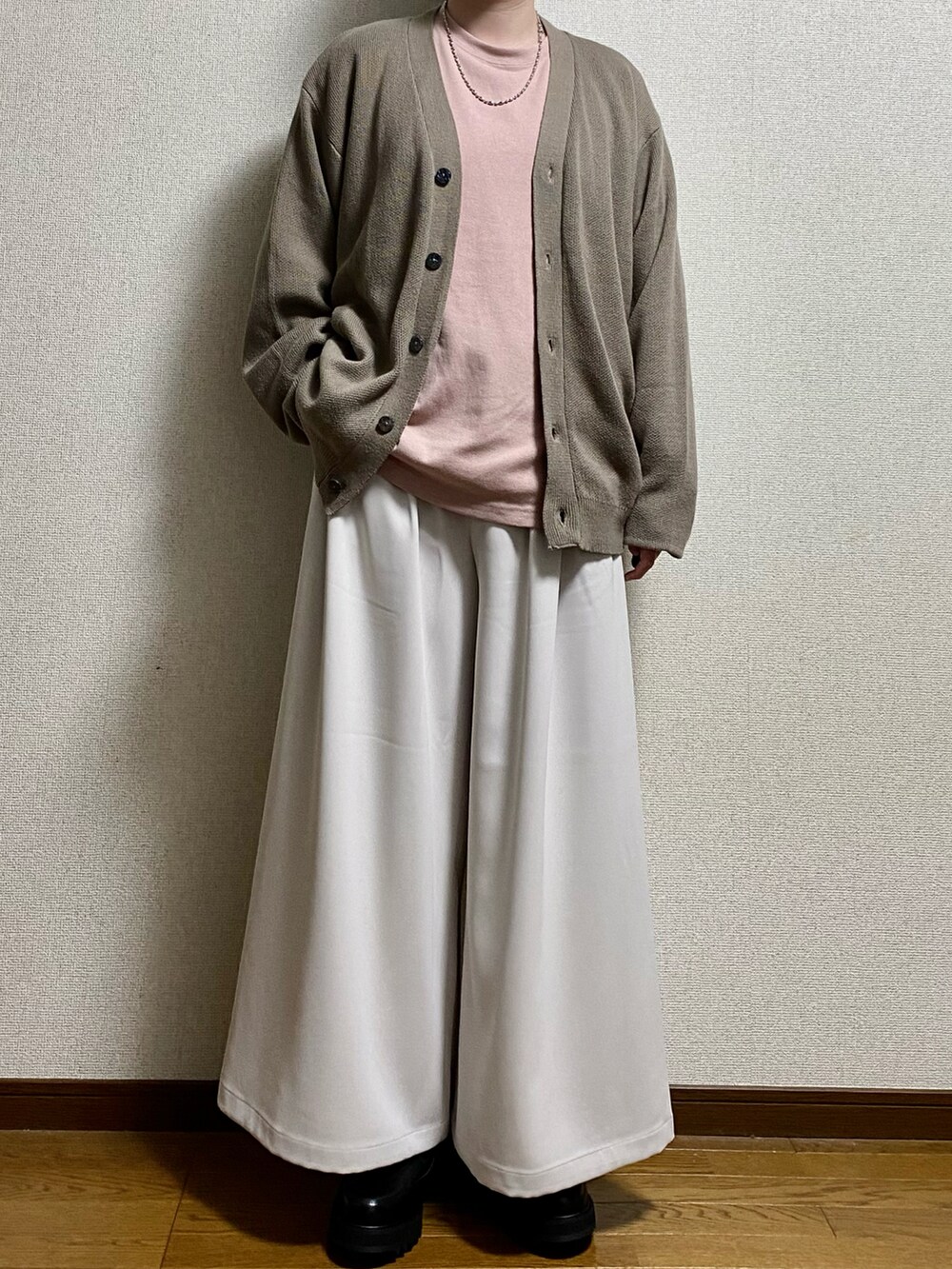 ピンク系のTシャツ/カットソー、ベージュ系のカーディガン/ボレロ、ホワイト系のスラックスを着用したメンズの春コーディネートの3枚目の写真