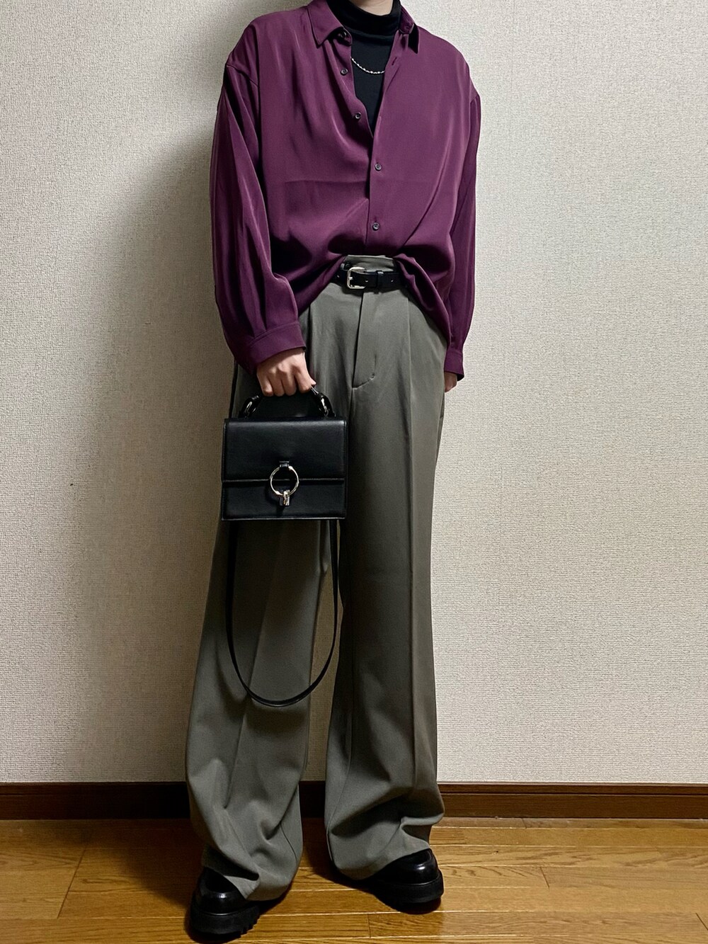 グレー系のスラックス、ブラック系のドレスシューズ、レッド系のシャツ/ブラウスを着用したメンズの春コーディネートの2枚目の写真