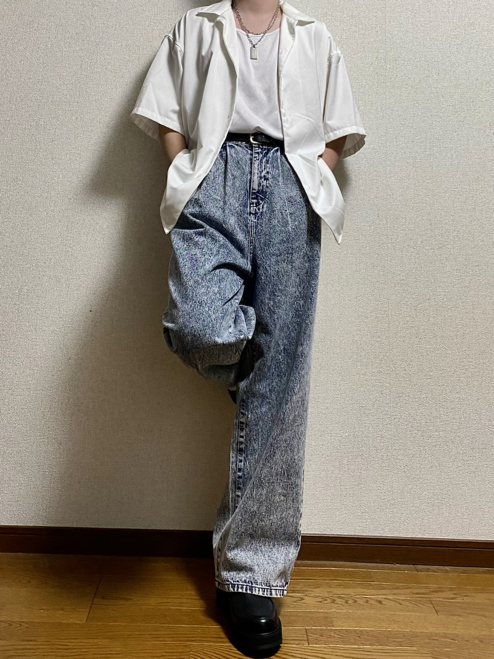 ホワイト系のシャツ/ブラウス、ブルー系のデニムパンツ、ブラック系のドレスシューズを着用したメンズの春コーディネートの2枚目の写真