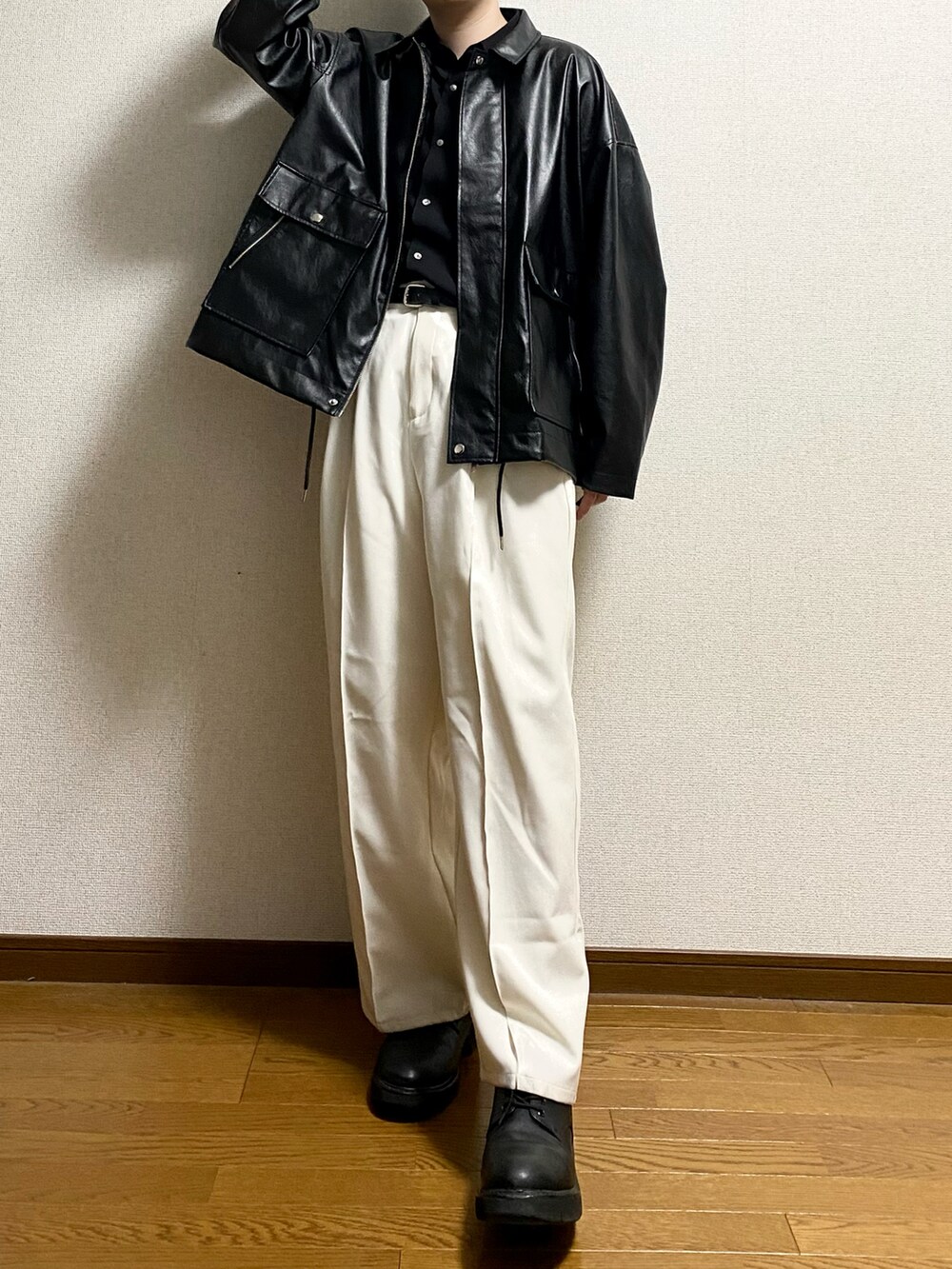 ホワイト系のスラックス、ブラック系のブルゾン、ブラック系のシャツ/ブラウスを着用したメンズの春コーディネートの3枚目の写真