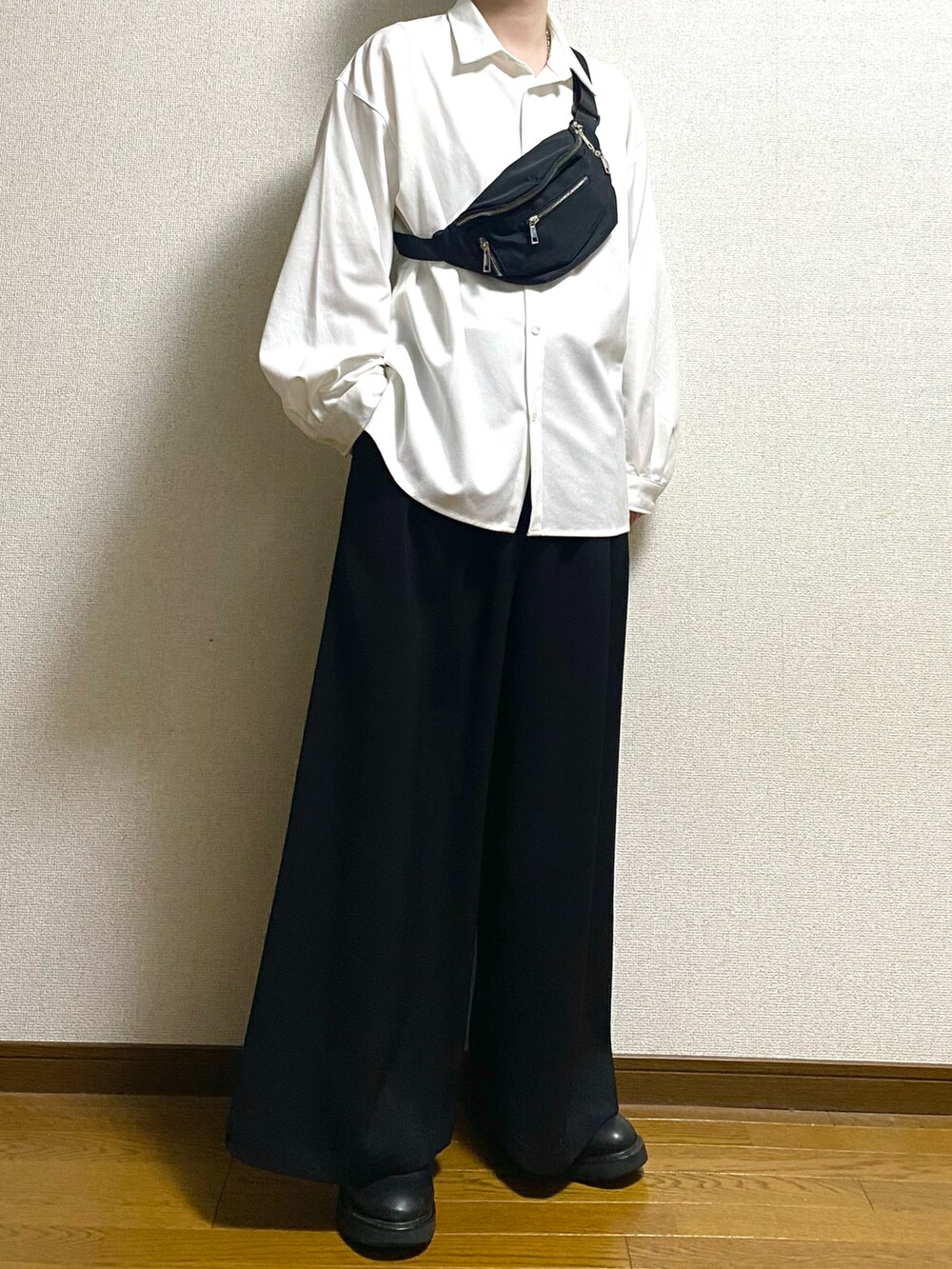 ブラック系のスラックス、ホワイト系のシャツ/ブラウス、ブラック系のボディバッグ/ウエストポーチを着用したメンズの春コーディネートの3枚目の写真