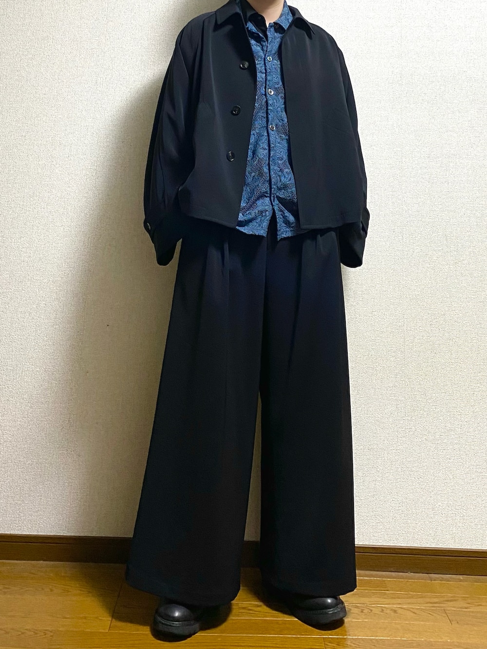 ブラック系のブルゾン、ブラック系のスラックス、ブラック系のシャツ/ブラウスを着用したメンズの冬コーディネートの3枚目の写真