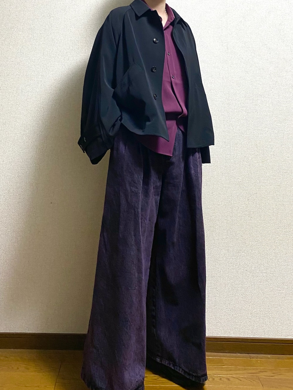 パープル系のデニムパンツ、レッド系のシャツ/ブラウス、ブラック系のブルゾンを着用したメンズの春コーディネートの3枚目の写真