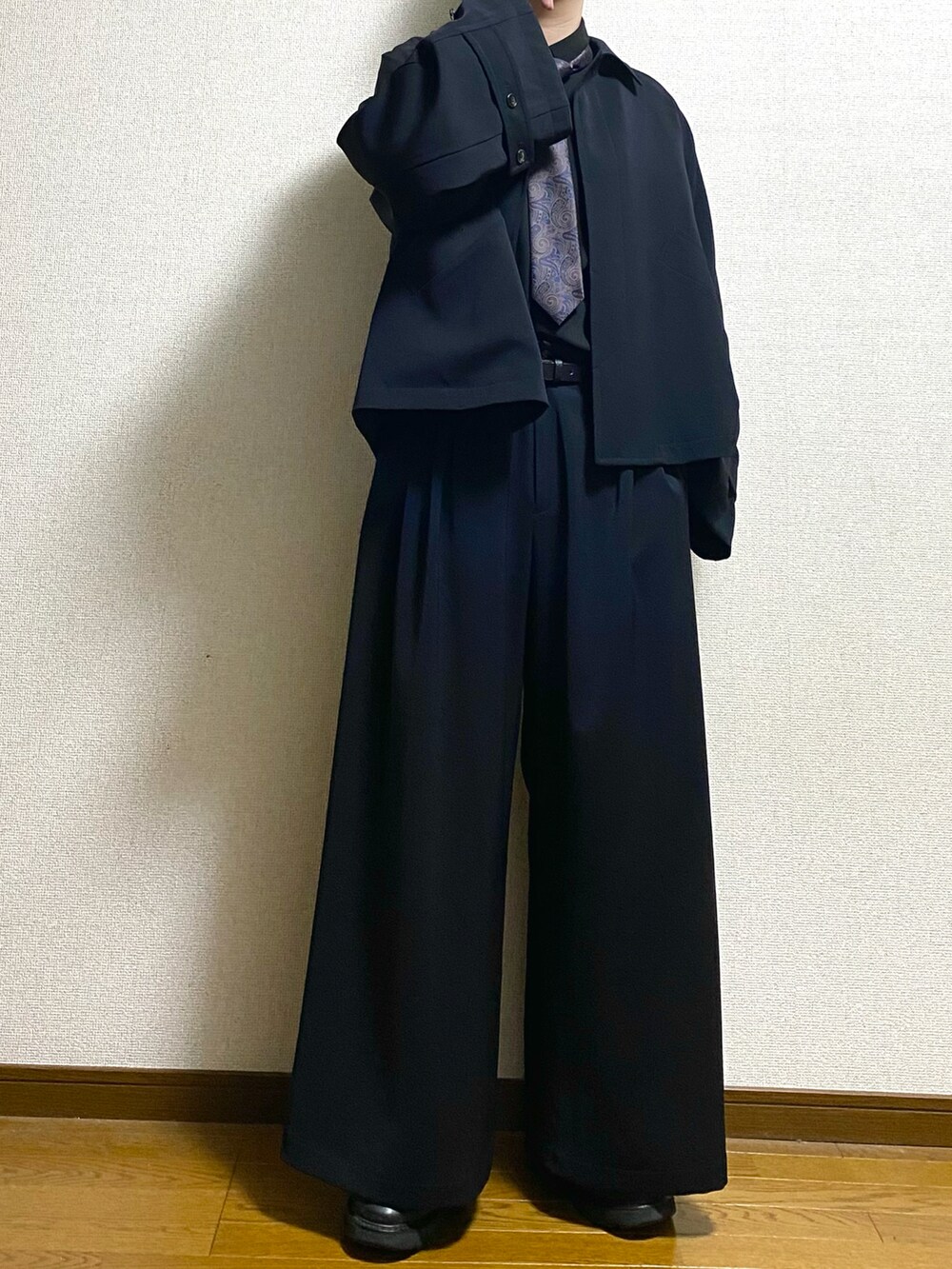 ブラック系のブルゾン、ブラック系のシャツ/ブラウス、ブラック系のスラックスを着用したメンズの冬コーディネートの3枚目の写真