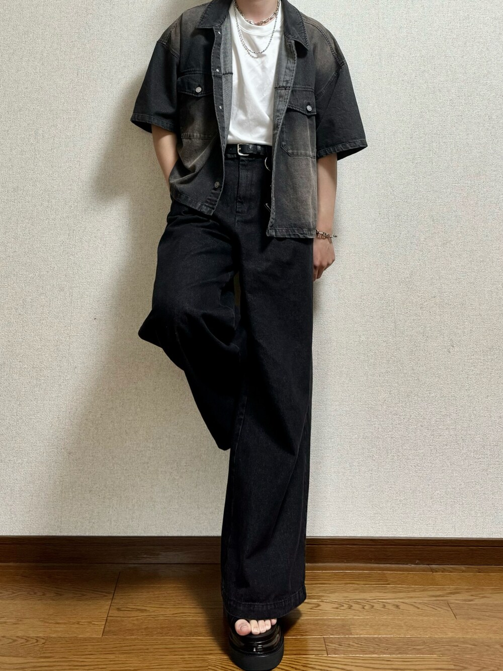 ブラック系のシャツ/ブラウス、ホワイト系のTシャツ/カットソー、ブラック系のデニムパンツを着用したメンズの春コーディネートの3枚目の写真