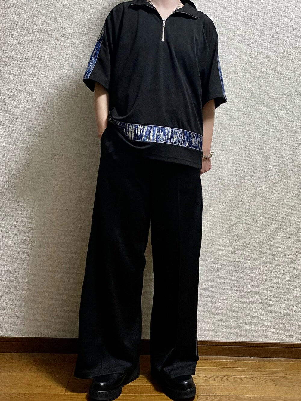 ブラック系のその他パンツ、ブラック系のドレスシューズ、ブラック系のTシャツ/カットソーを着用したメンズの春コーディネートの3枚目の写真