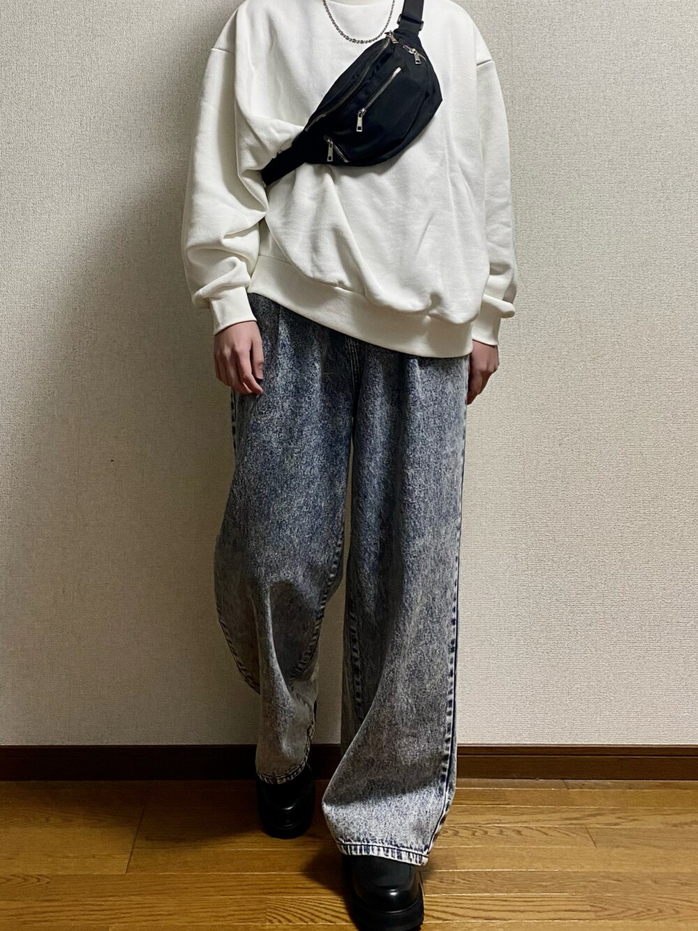 ブルー系のデニムパンツ、ブラック系のドレスシューズ、ホワイト系のスウェットを着用したメンズの春コーディネートの3枚目の写真