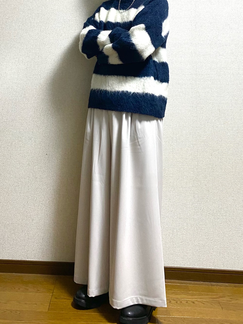 「春のおしゃ見えテクニック、ニット、ボーダーニット、ワイドパンツ、カワイイ系男子、春コーデ、メンズファッション、メンズコーデ、大学生コーデ、メンズ春コーデ、きれいめカジュアル、ゆるふわコーデ、ONCILY、HARE、革靴」｜「ONCILYのSHAGGY MELANGE BORDER KNIT / シャギーメランジボーダーニット（ニット/セーター、ブルー系）」を使った、Taiさん（メンズ・175cm）の春コーディネートの4枚目の写真