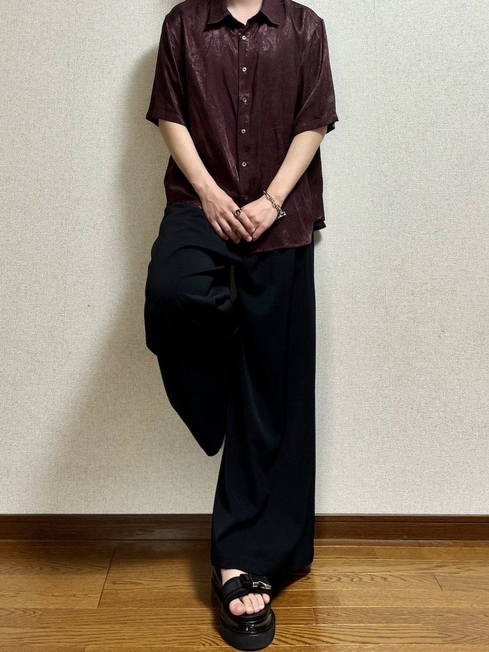 ブラック系のサンダル、ブラック系のスラックス、ブラウン系のシャツ/ブラウスを着用したメンズの春コーディネートの2枚目の写真