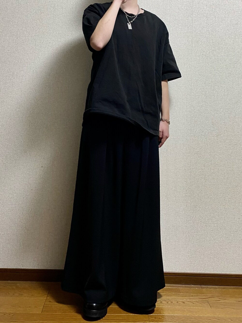 ブラック系のTシャツ/カットソー、ブラック系のスラックス、ブラック系のドレスシューズを着用したメンズの春コーディネートの3枚目の写真