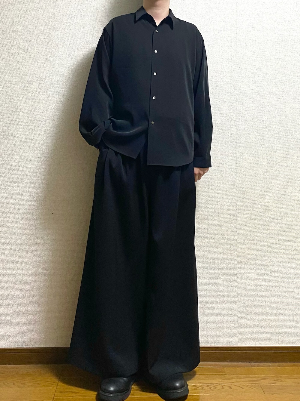 ブラック系のスラックス、ブラック系のシャツ/ブラウスを着用したメンズの春コーディネートの4枚目の写真