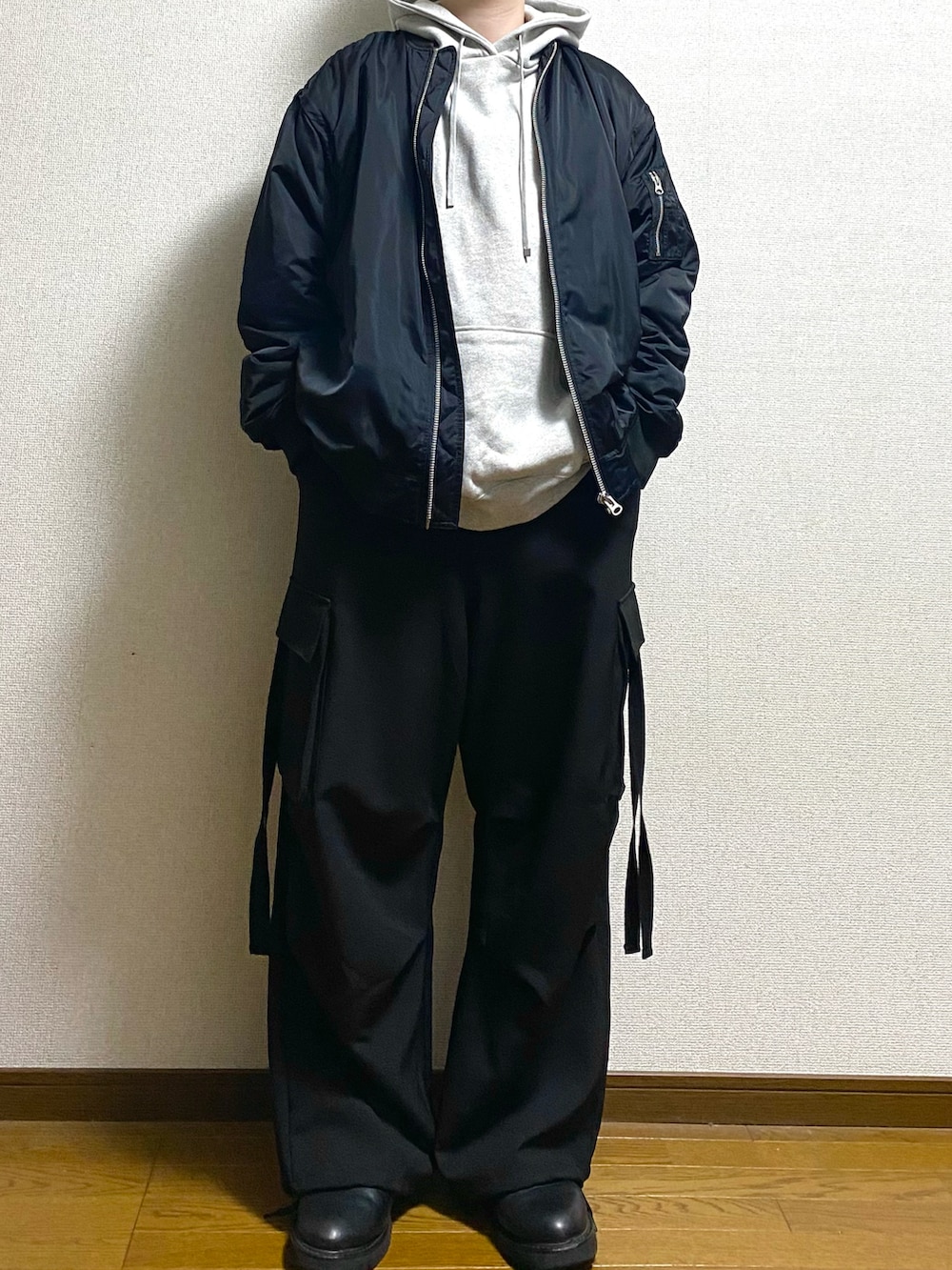 ブラック系のカーゴパンツ、グレー系のパーカー、ブラック系のMA-1を着用したメンズの春コーディネートの2枚目の写真