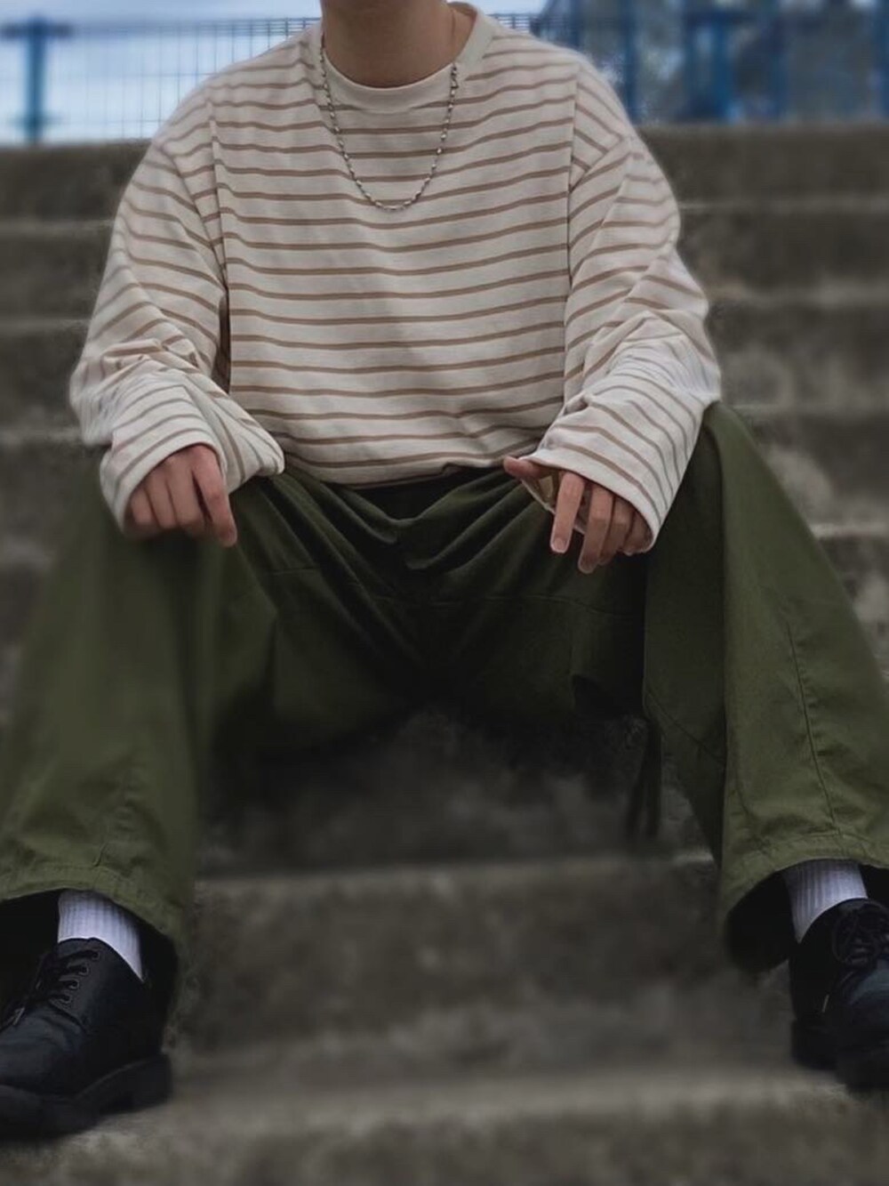 グリーン系のカーゴパンツ、ベージュ系のTシャツ/カットソー、その他のその他を着用したメンズの冬コーディネートの2枚目の写真