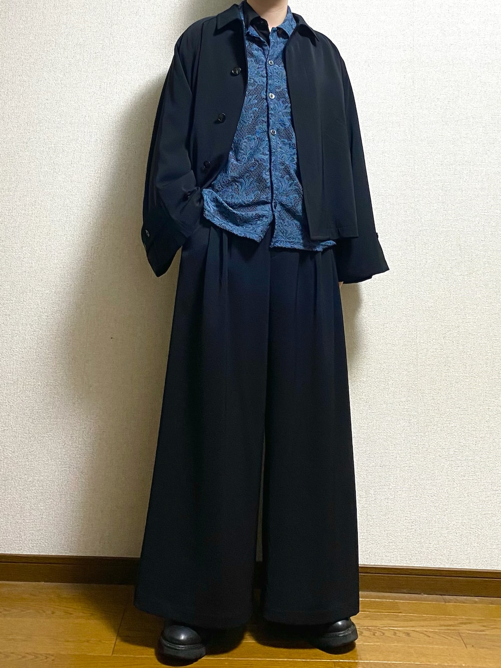 ブラック系のブルゾン、ブラック系のスラックス、ブラック系のシャツ/ブラウスを着用したメンズの冬コーディネートの4枚目の写真