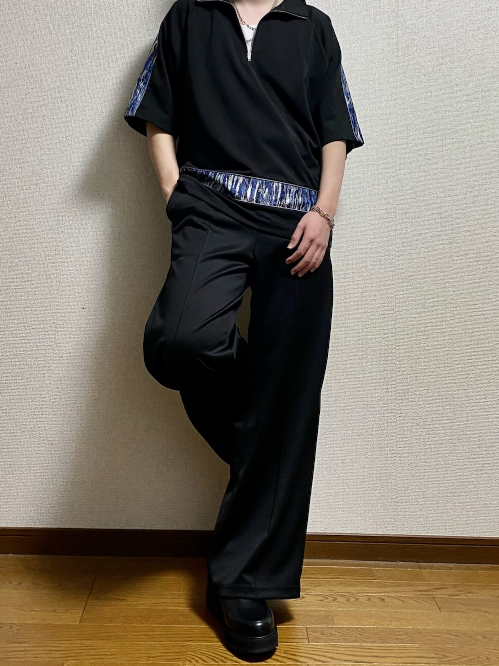 ブラック系のその他パンツ、ブラック系のドレスシューズ、ブラック系のTシャツ/カットソーを着用したメンズの春コーディネートの4枚目の写真