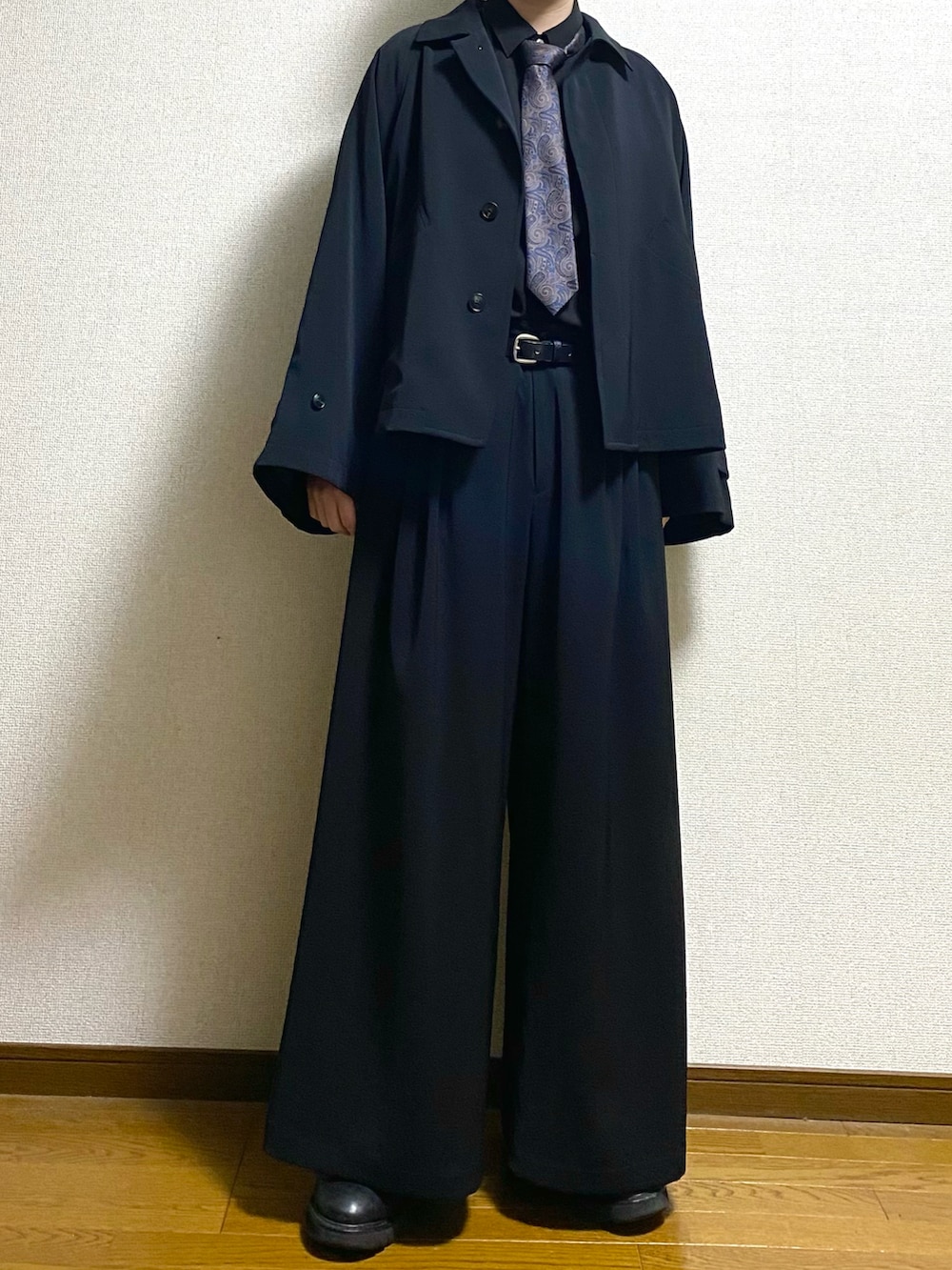 ブラック系のブルゾン、ブラック系のシャツ/ブラウス、ブラック系のスラックスを着用したメンズの冬コーディネートの4枚目の写真