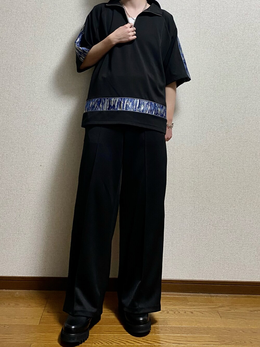 ブラック系のその他パンツ、ブラック系のドレスシューズ、ブラック系のTシャツ/カットソーを着用したメンズの春コーディネートの2枚目の写真