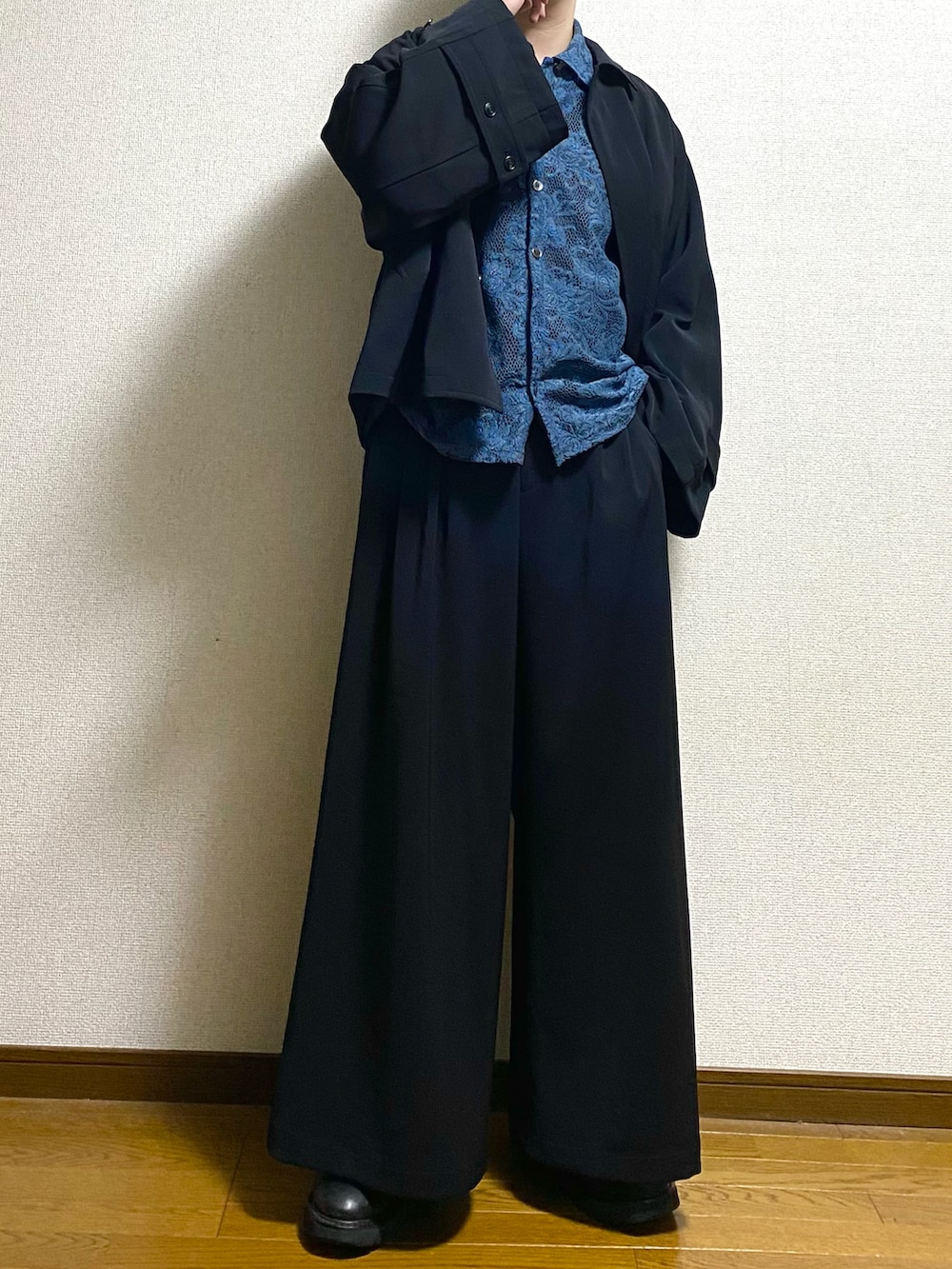 ブラック系のブルゾン、ブラック系のスラックス、ブラック系のシャツ/ブラウスを着用したメンズの冬コーディネートの5枚目の写真