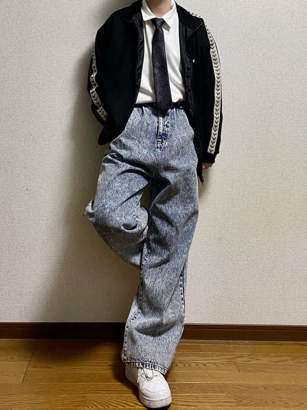ブルー系のデニムパンツ、ホワイト系のシャツ/ブラウス、ブラック系のブルゾンを着用したメンズの春コーディネートの2枚目の写真
