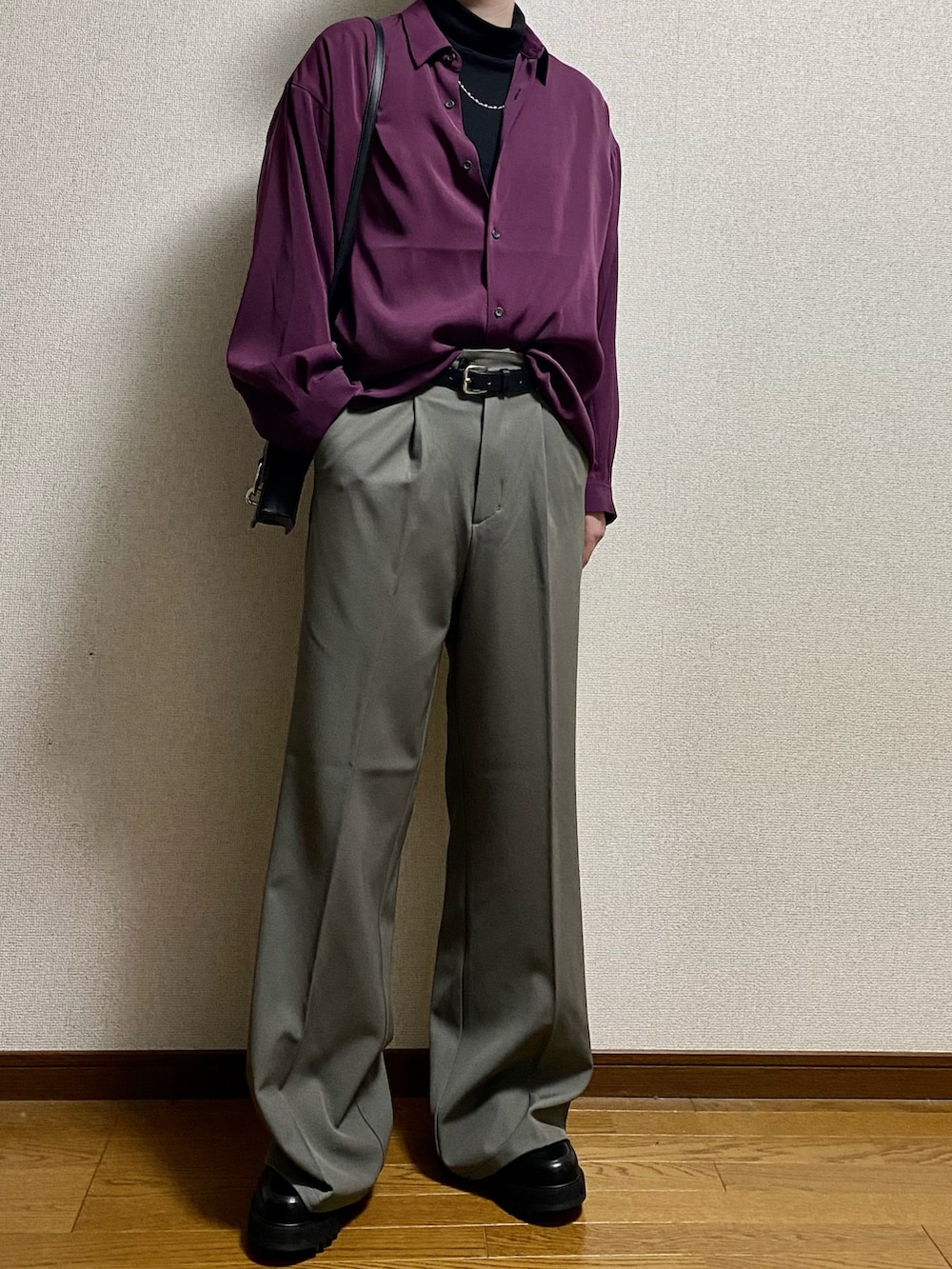グレー系のスラックス、ブラック系のドレスシューズ、レッド系のシャツ/ブラウスを着用したメンズの春コーディネートの3枚目の写真