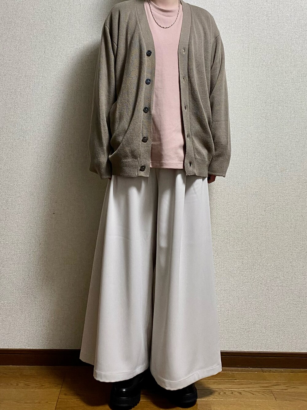 ピンク系のTシャツ/カットソー、ベージュ系のカーディガン/ボレロ、ホワイト系のスラックスを着用したメンズの春コーディネートの2枚目の写真