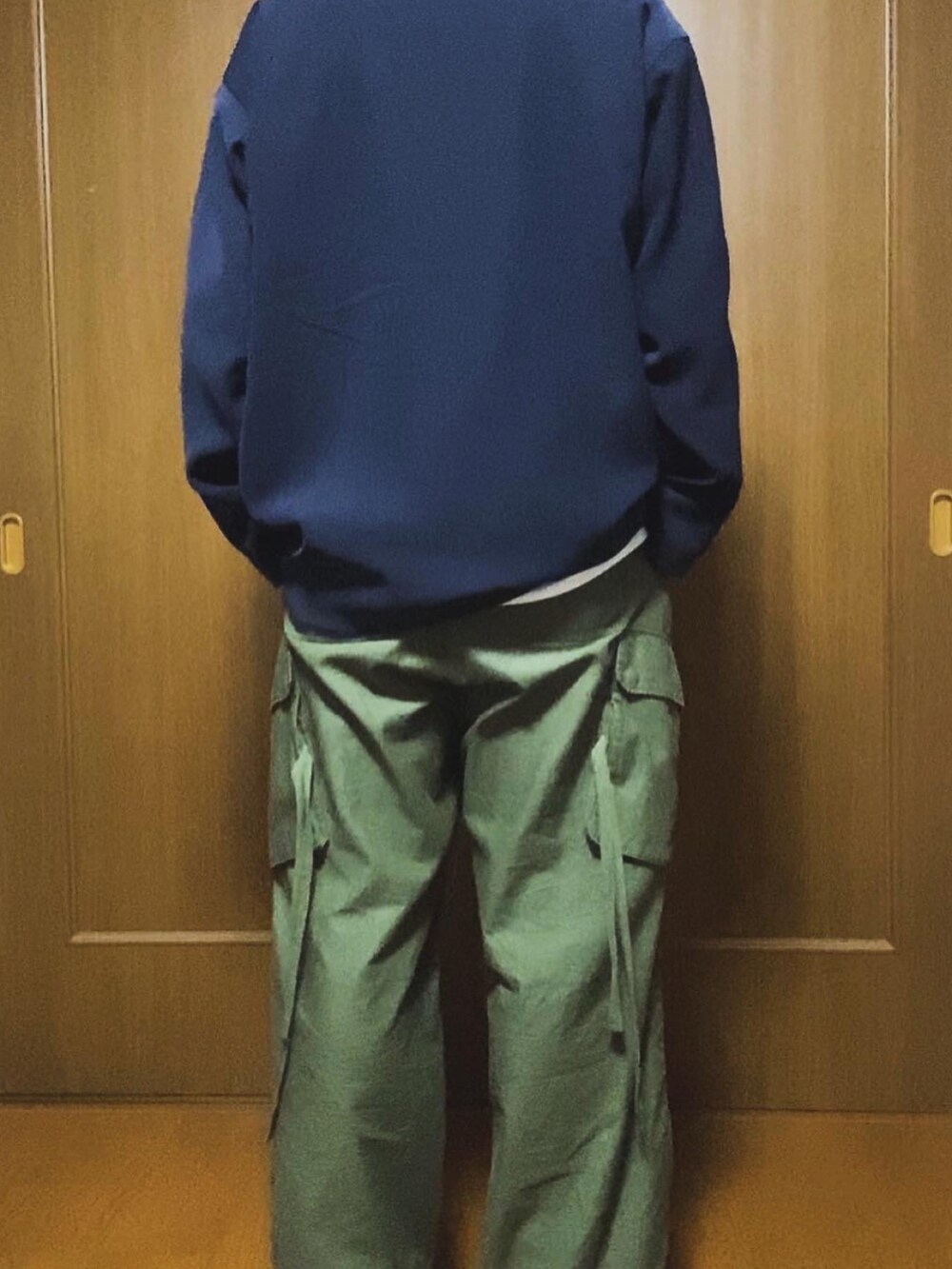 ベージュ系のトートバッグ、ブルー系のテーラードジャケット、ブルー系のネクタイを着用したメンズの冬コーディネートの4枚目の写真