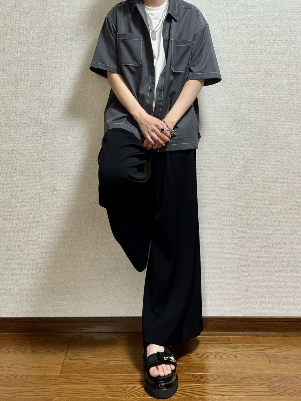 ブラック系のサンダル、ブラック系のスラックス、グレー系のシャツ/ブラウスを着用したメンズの春コーディネートの2枚目の写真