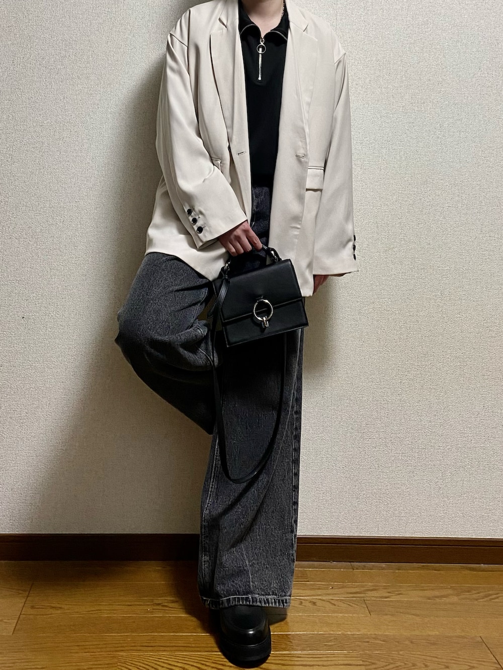 ブラック系のショルダーバッグ、ホワイト系のテーラードジャケット、ブラック系のスウェットを着用したメンズの春コーディネートの2枚目の写真